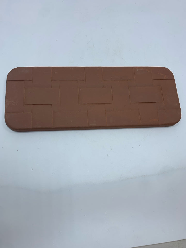 NIB BREAD BASKET BRICK.