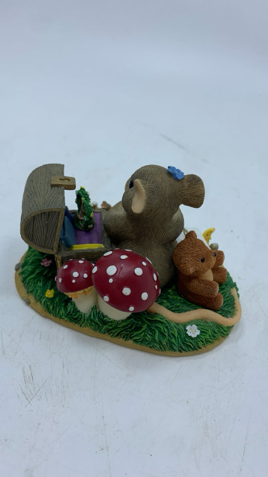 "A TREASURE OF MEMORIES" CHARMING TAILS FIGURE.