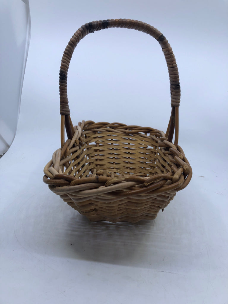 RECTANGLE SINGLE HANDLE BASKET.
