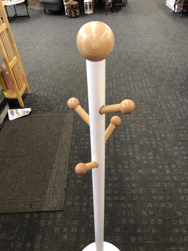 WHITE/BLONDE WOOD KIDS COAT RACK.