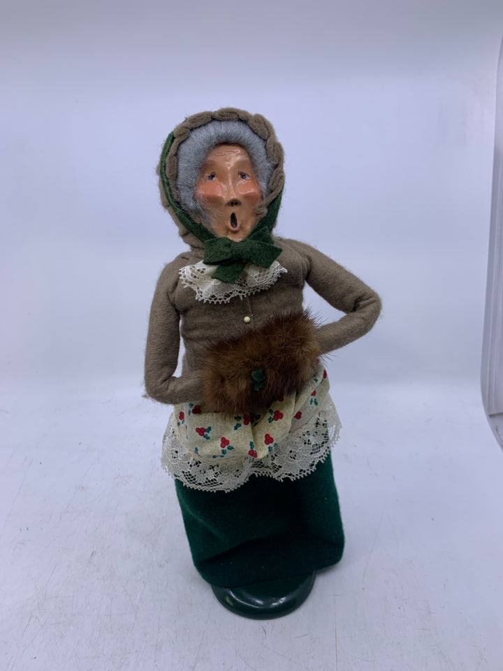 GRANDMA CAROLER W/ TAN COAT BROWN FUR MUFF 1988 BYERS' CHOICE.