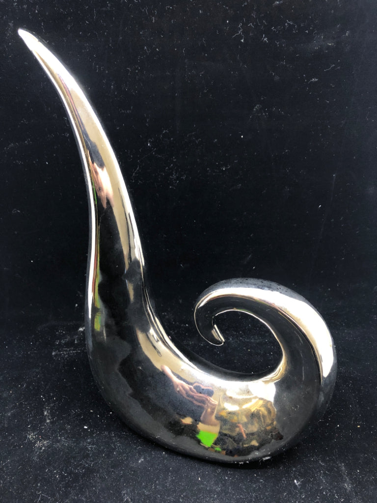 SILVER CERAMIC SWIRL DESK DECOR.
