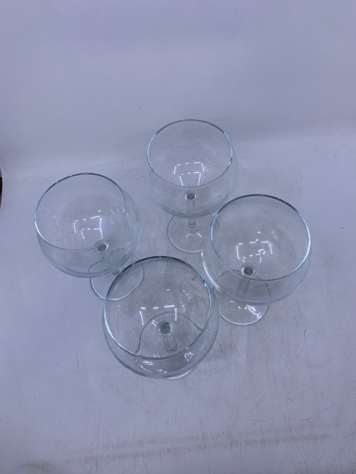 4 CLEAR GLASS WINE GLASSES.