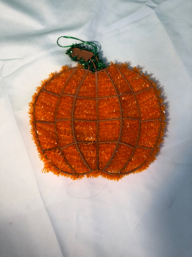 TINSEL PUMPKIN WALL HANGING.