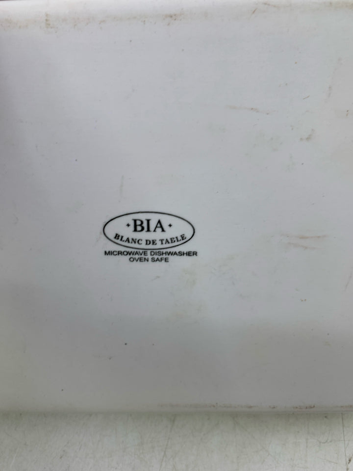 SHALLOW RECTANGLE WHITE BAKING DISH W/ ROOSTERS+ GRASS.