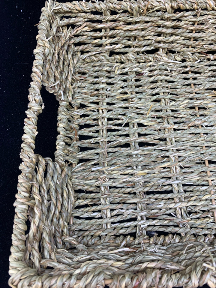 WICKER TRAY LIGHT BLONDE.