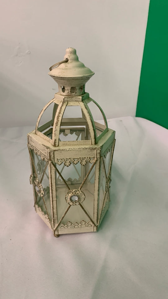 CREAM METAL LANTERN.