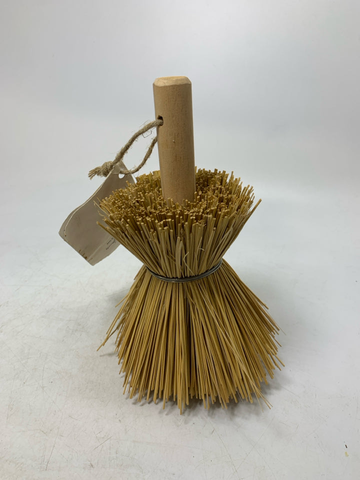 STRAW MINI BROOM.