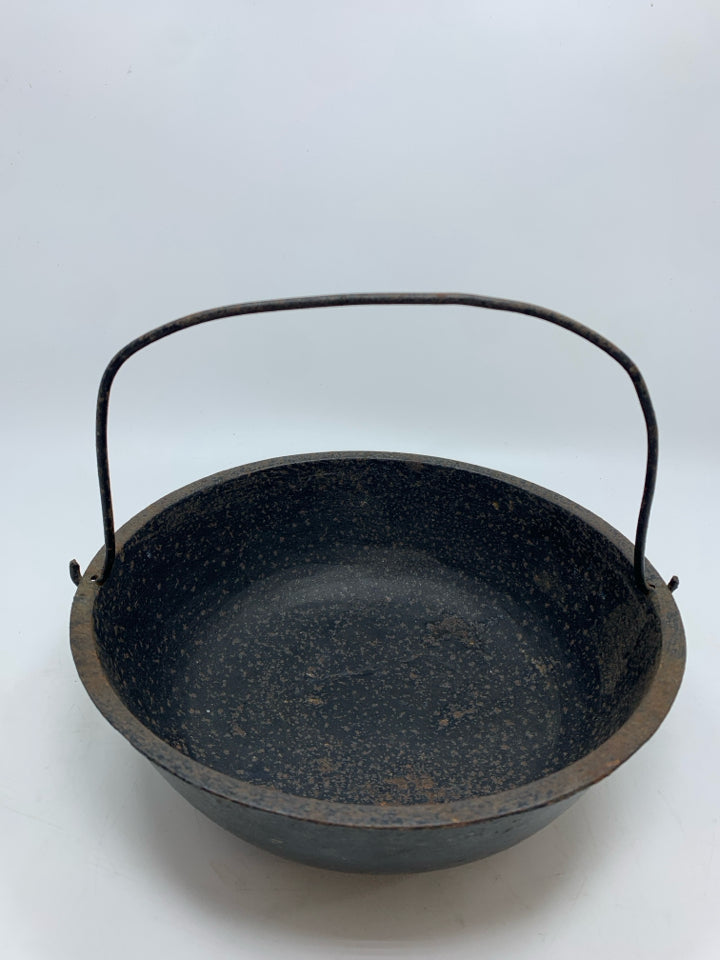 VTG METAL SCOTCH BOWL W/HANDLE.