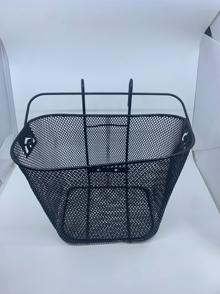 BLACK MESH OVER THE DOOR BASKET W HANDLE.