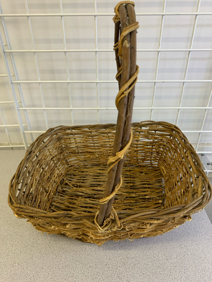TWIG WOVEN BASKET W/HANDLE.
