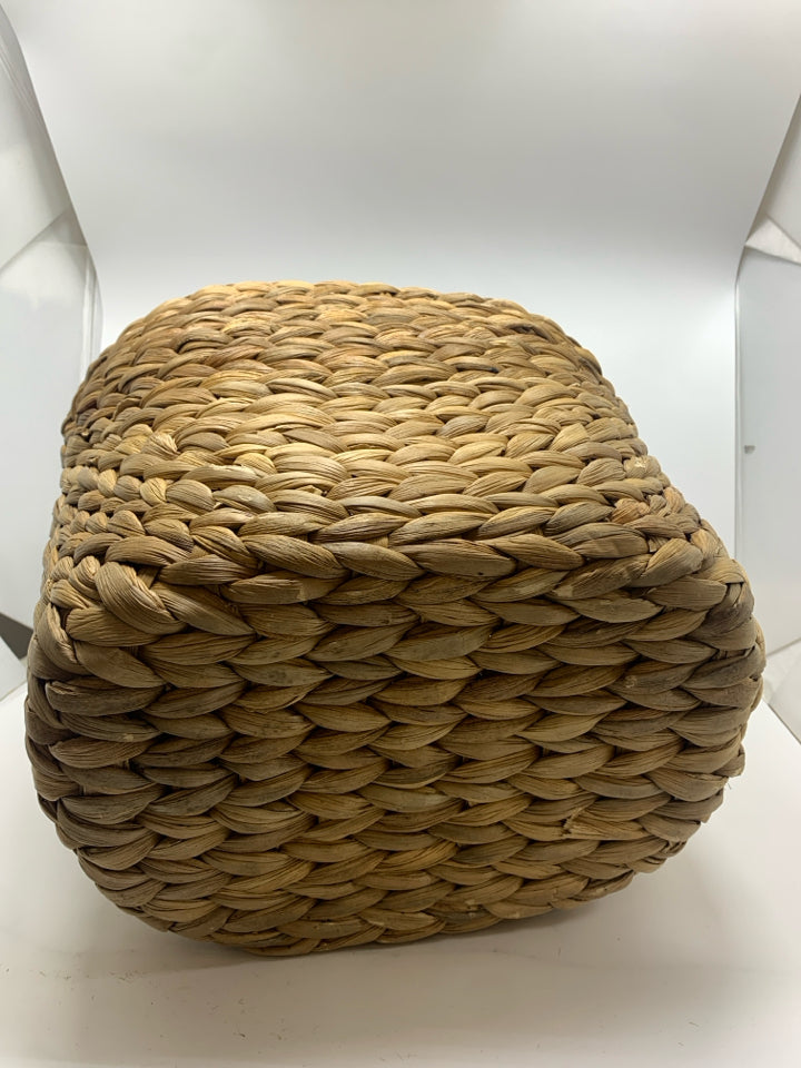 BOHO WOVEN BASKET.