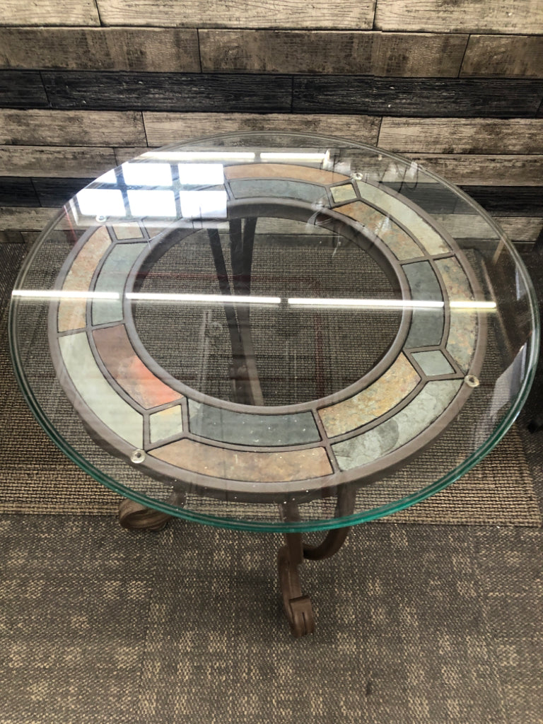 METAL ROUND END TABLE W/BEVELED GLASS TOP & INLAY NATURAL SLATE.
