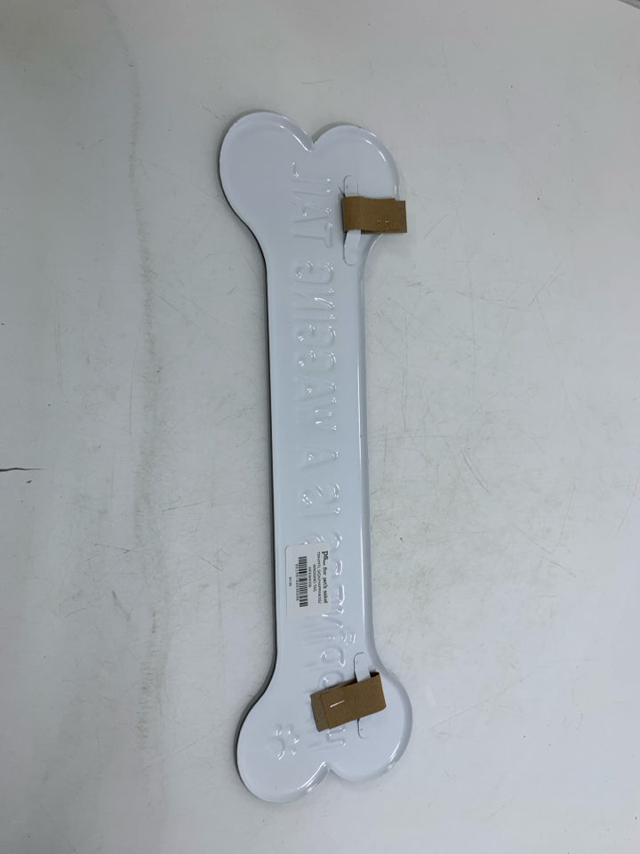 METAL DOG BONE SHAPED HAPPINESS SIGN.