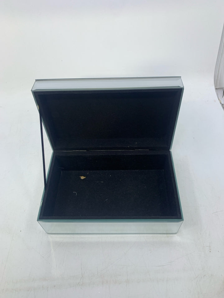 VELVET LINED JEWELRY BOX.