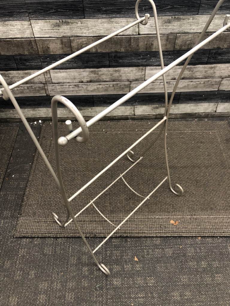 SILVER METAL QUILT RACK.