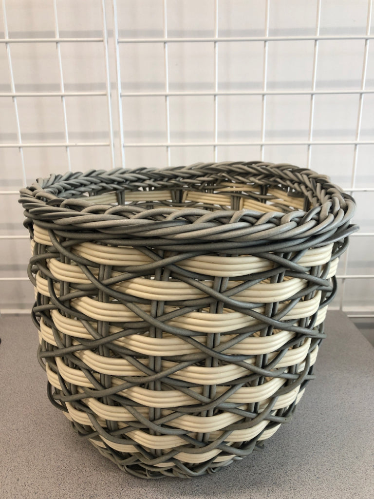 GREY/CREAM WOVEN ROUND BASKET.