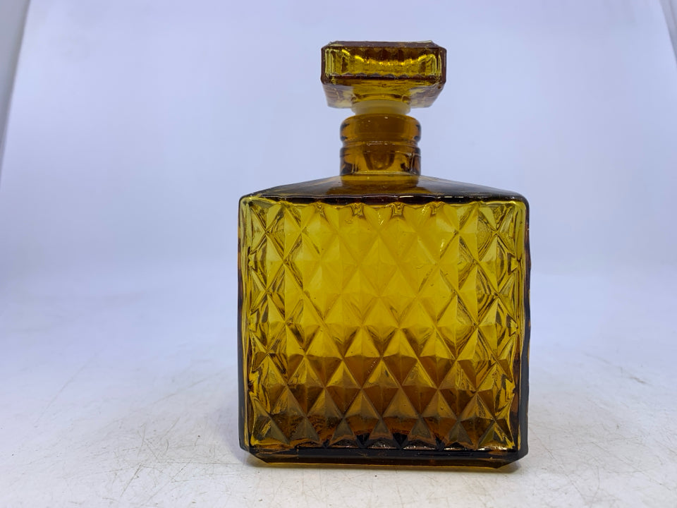 SMALL AMBER GLASS SQUARE DECANTER.
