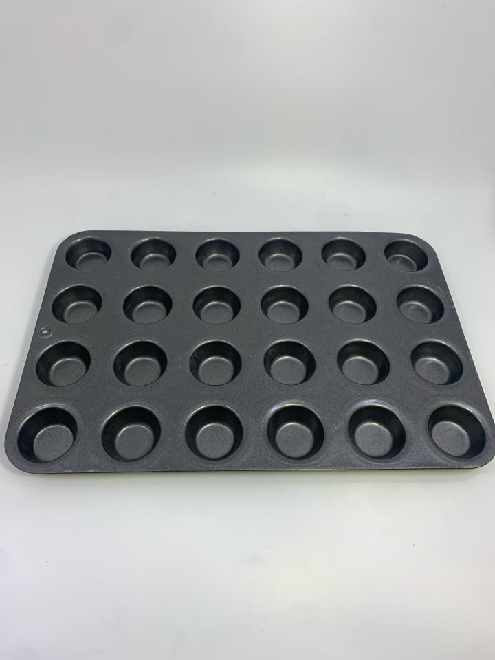PAMPERED CHEF MINI MUFFIN PAN.