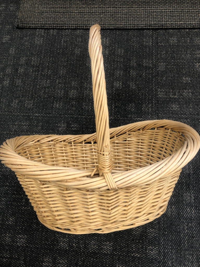 OVAL WICKER BASKET W/HANDLE.