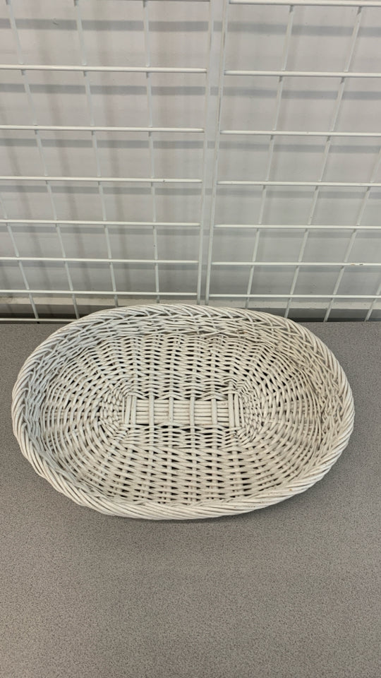 WHITE WICKER OVAL TRAY.