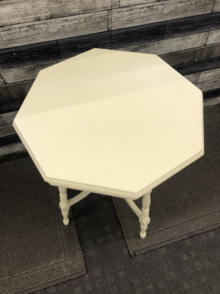 SM OCTOGONAL CREAM TABLE.