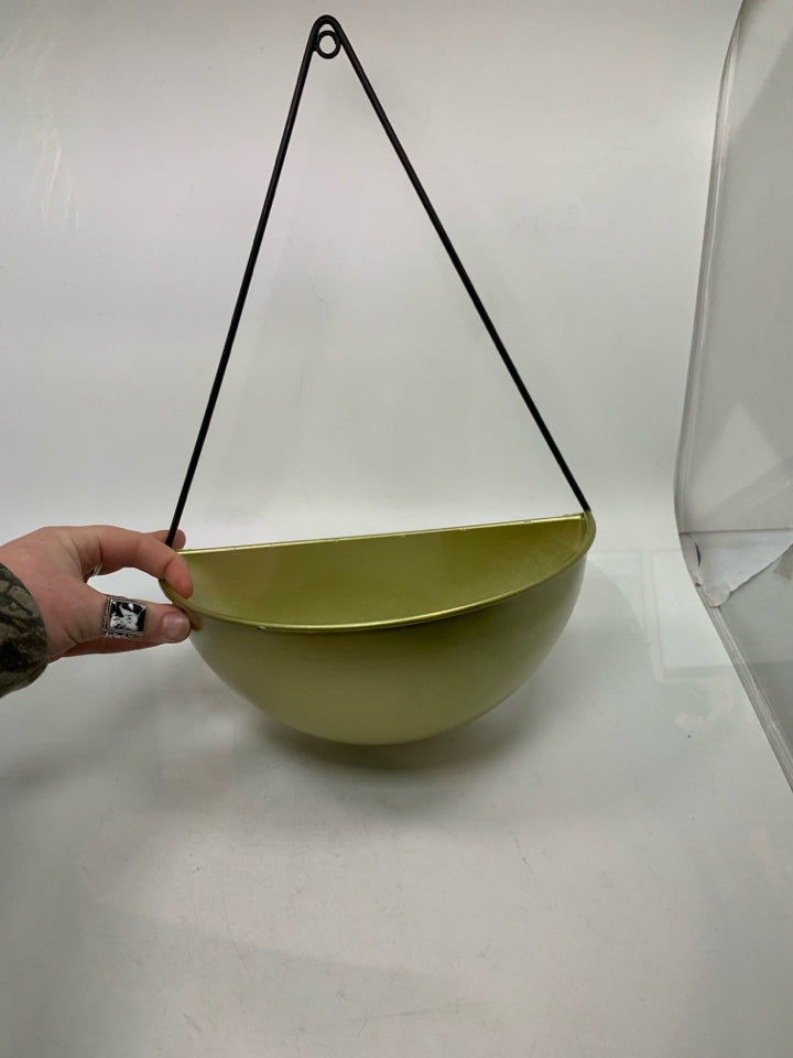 GOLD METAL WALL POCKET PLANTER.