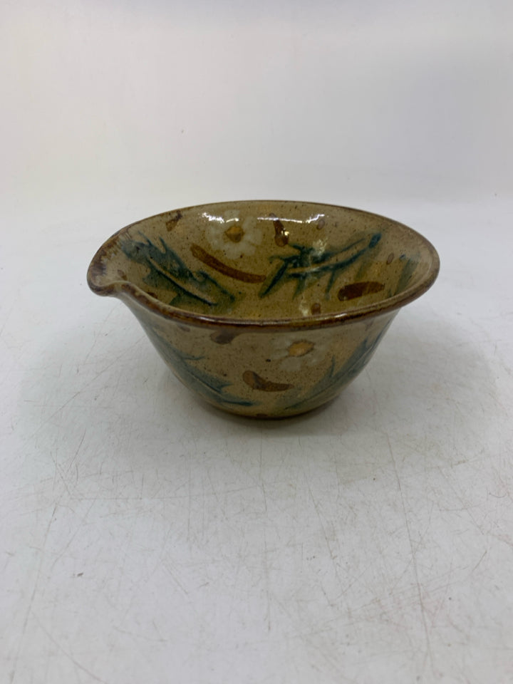 SMALL TAN BOWL W/ SPOUT FLOWER DETAIL.