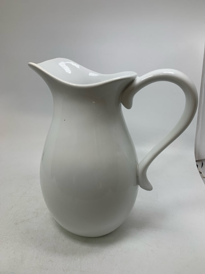 LARGE PORCELAIN PITCHER/VASE.