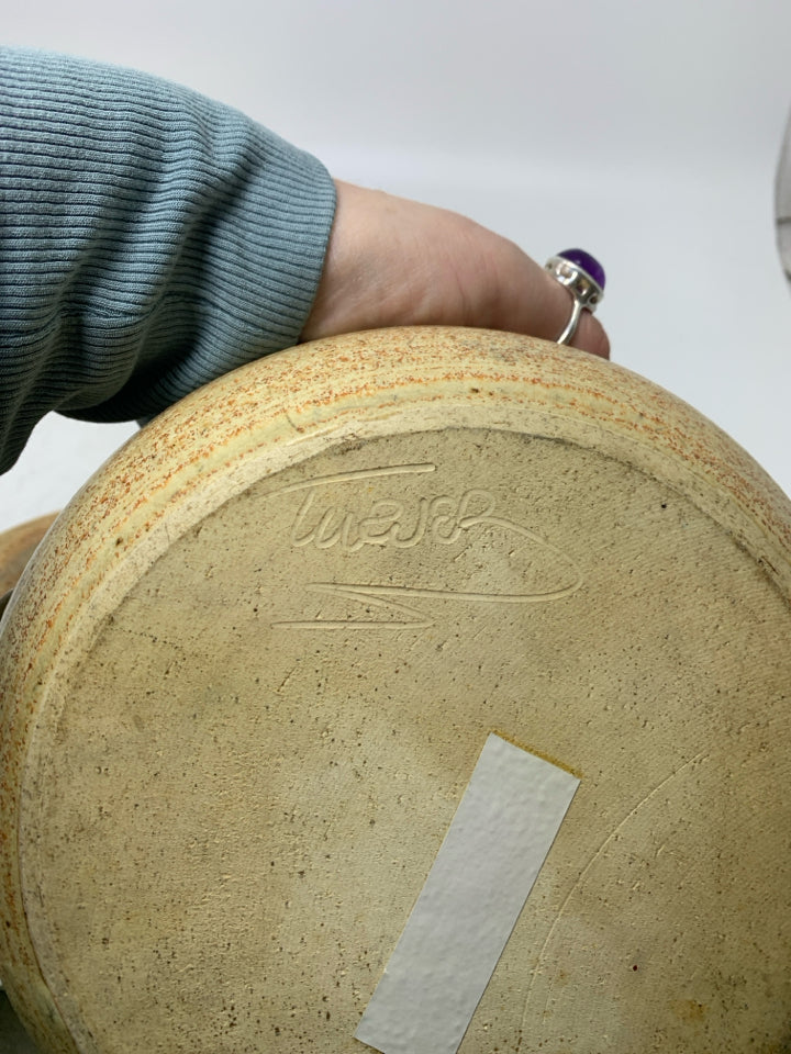RIBBED SPECKLED COVERED POTTERY SERVING BOWL W/ HANDLES.
