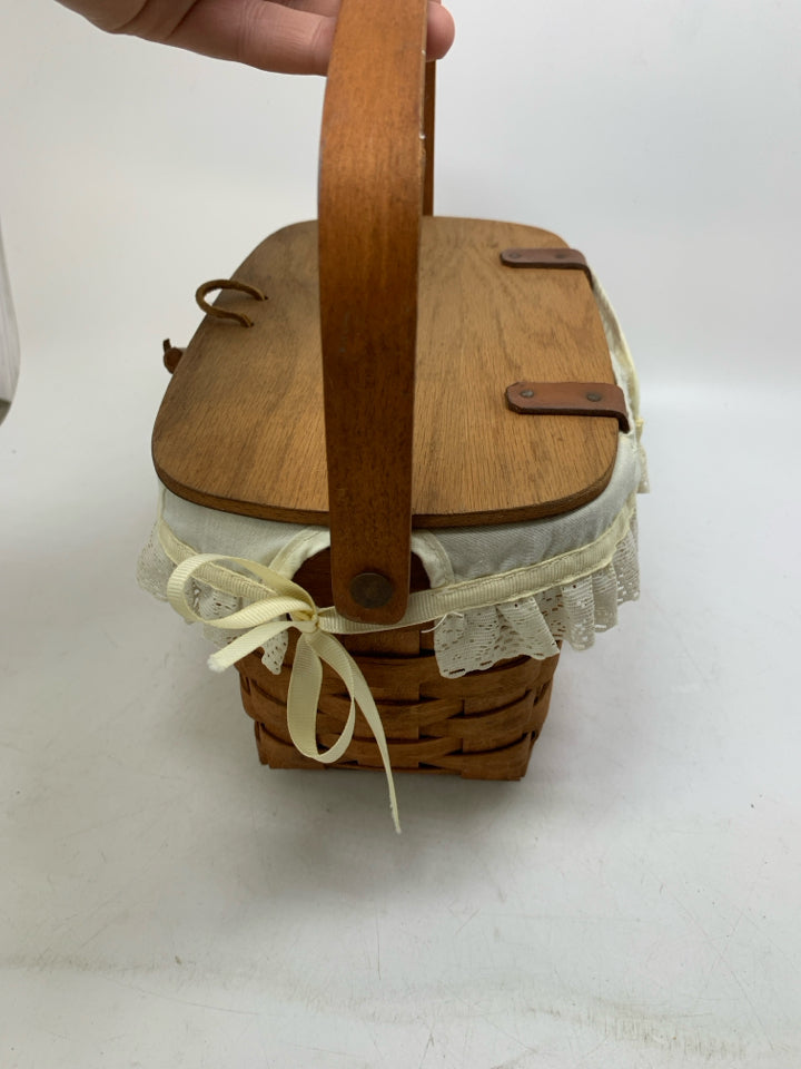 VTG PICNIC/SEWING BOX BASKET 1989 W/ LID WHITE LACE LINER.