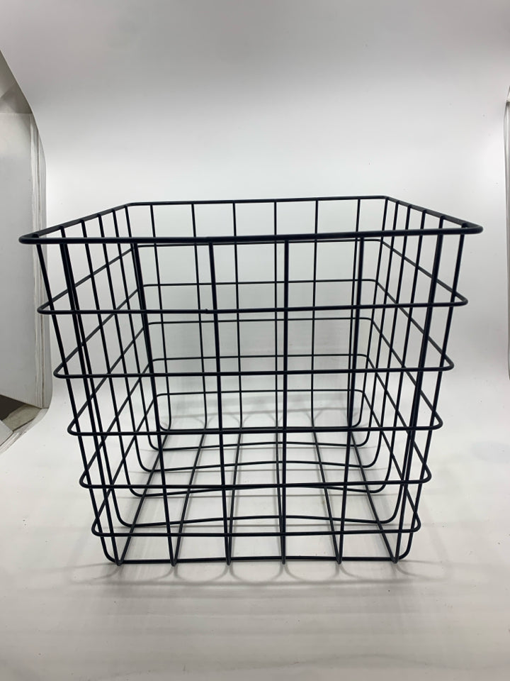 SQUARE BLACK WIRE BASKET.