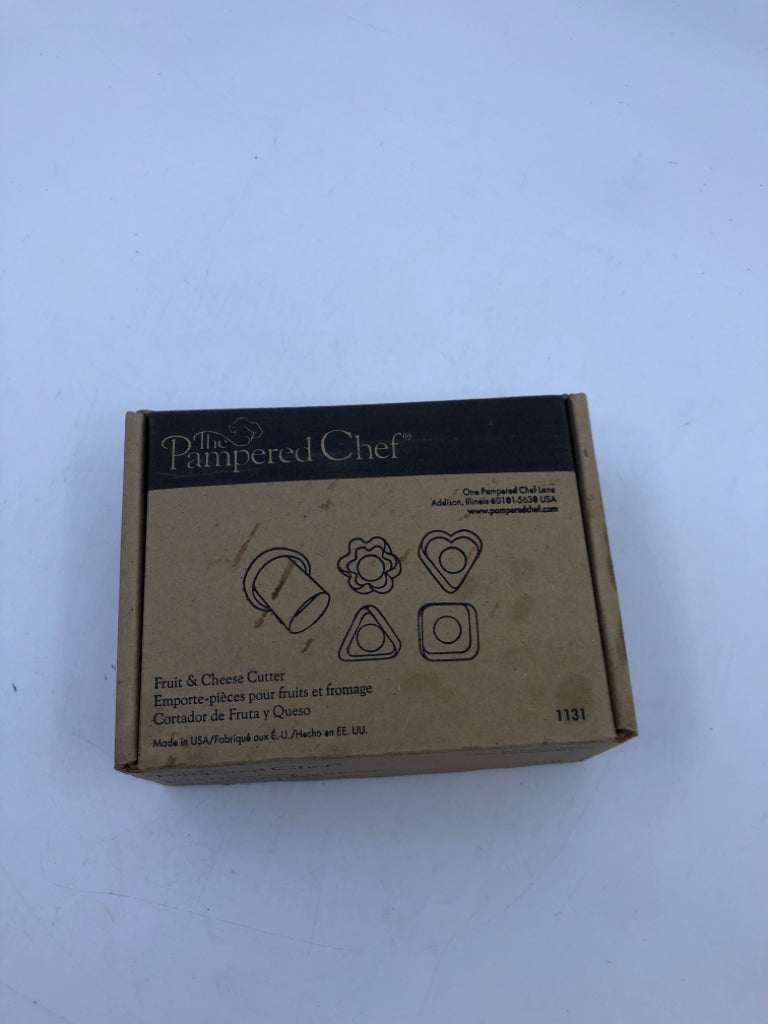 NIB PAMPERED CHEF FRUIT AND CHEESE CUTTER.