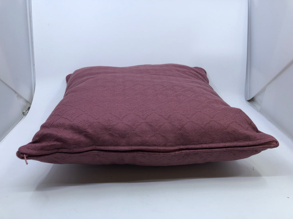 RED SQUARE PILLOW.