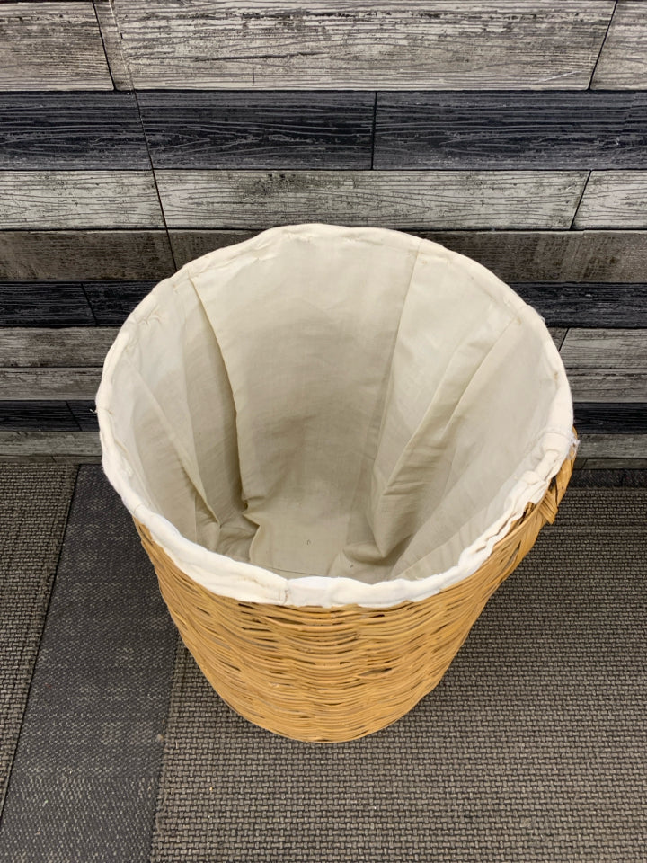LARGE WICKER LAUNDRY BASKET W/FABRIC LINING.