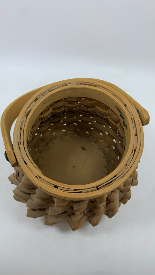 SWIRL WICKER BASKET.