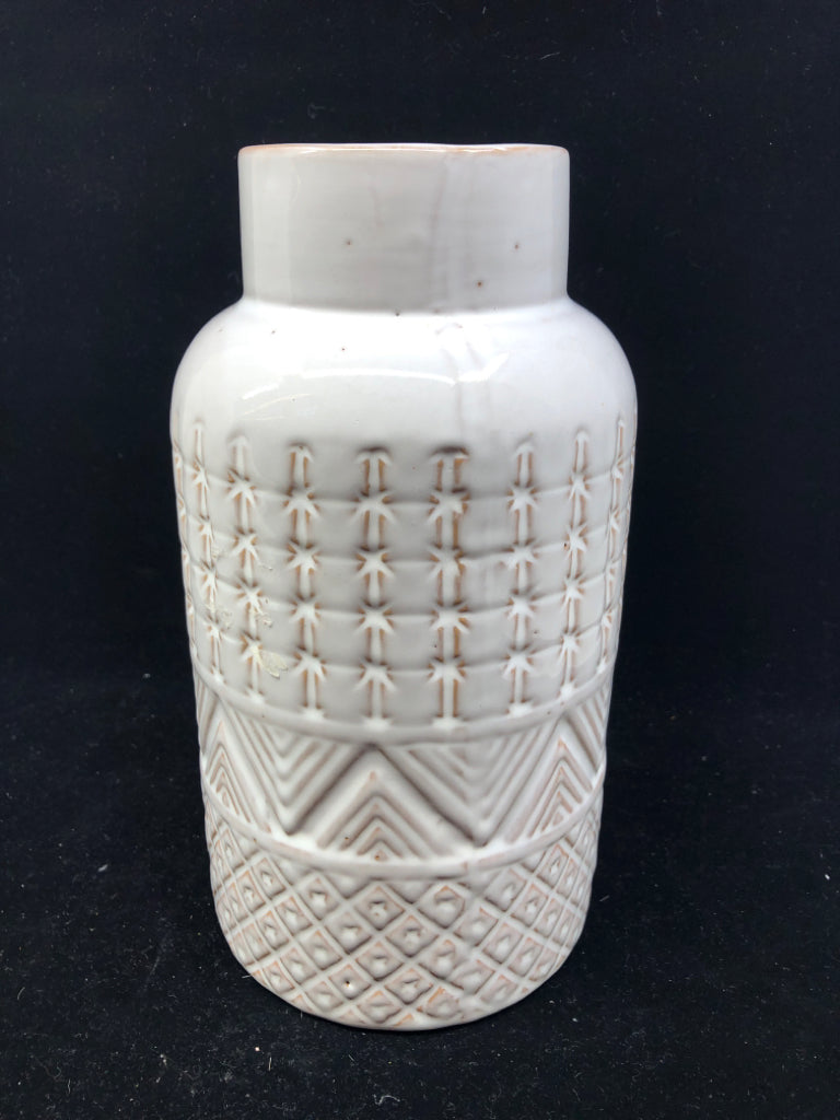 WHITE TEXTURED VASE.