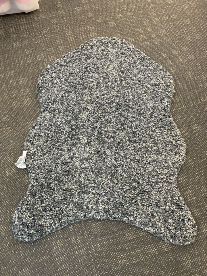 GRAY FAUX FUR ACCENT RUG.