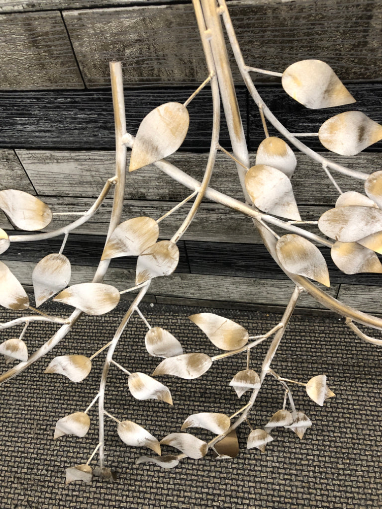 GOLD TONE METAL WALL ART W LEAVES.