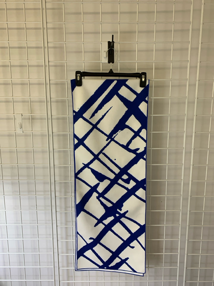 BLUE AND WHITE ABSTRACT TABLE RUNNER.