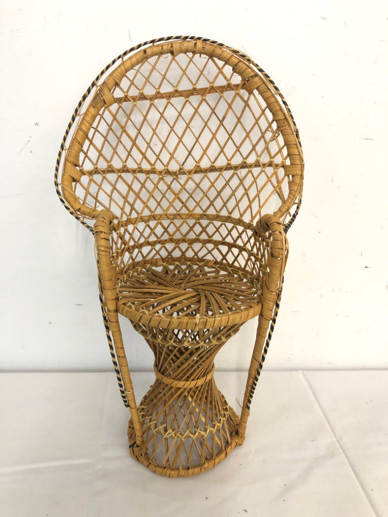 SMALL WOVEN PLANT CHAIR.