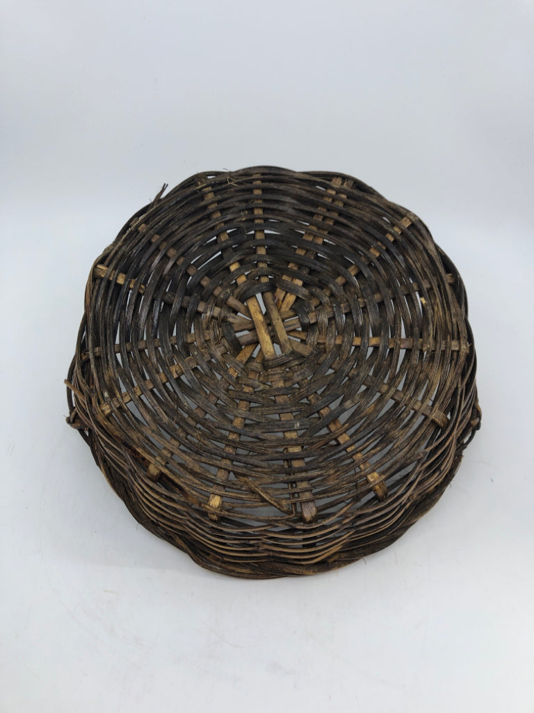ROUND WICKER BASKET W/HANDLES.