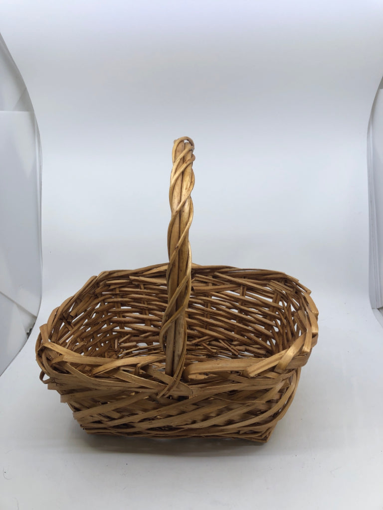 WOVEN BASKET W SINGLE HANDLE.