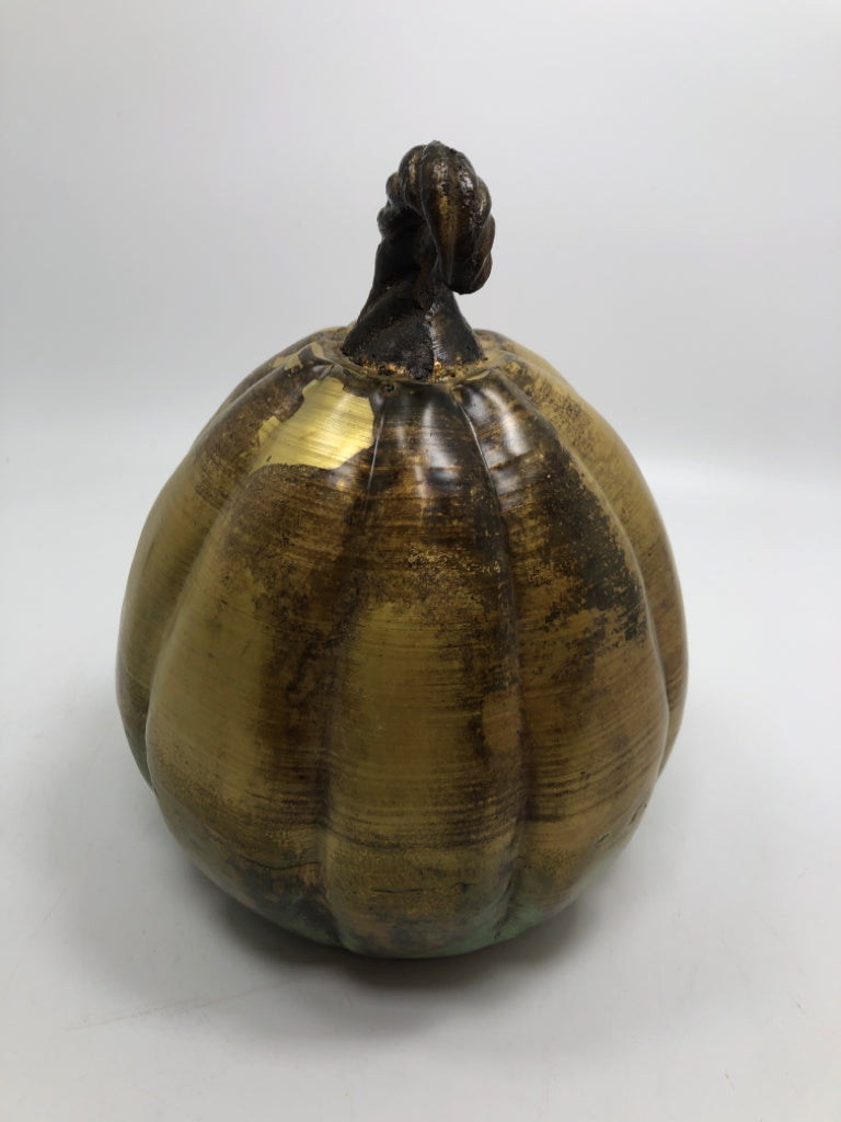 SMALL GOLD METAL PUMPKIN DECOR.