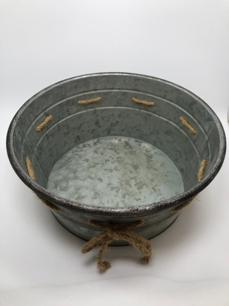 GALVANIZED TIN STORAGE BUCKET.