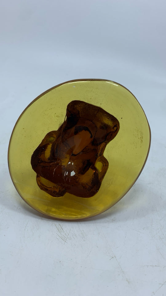 VTG AMBER GLASS DOG W/CIRCULAR BASE.