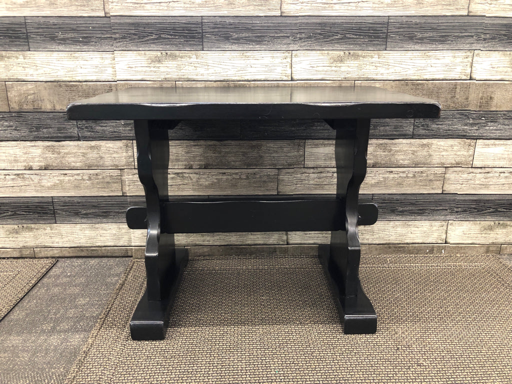 BLACK LIGHTWEIGHT SIDE TABLE.