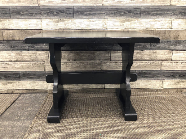 BLACK LIGHTWEIGHT SIDE TABLE.