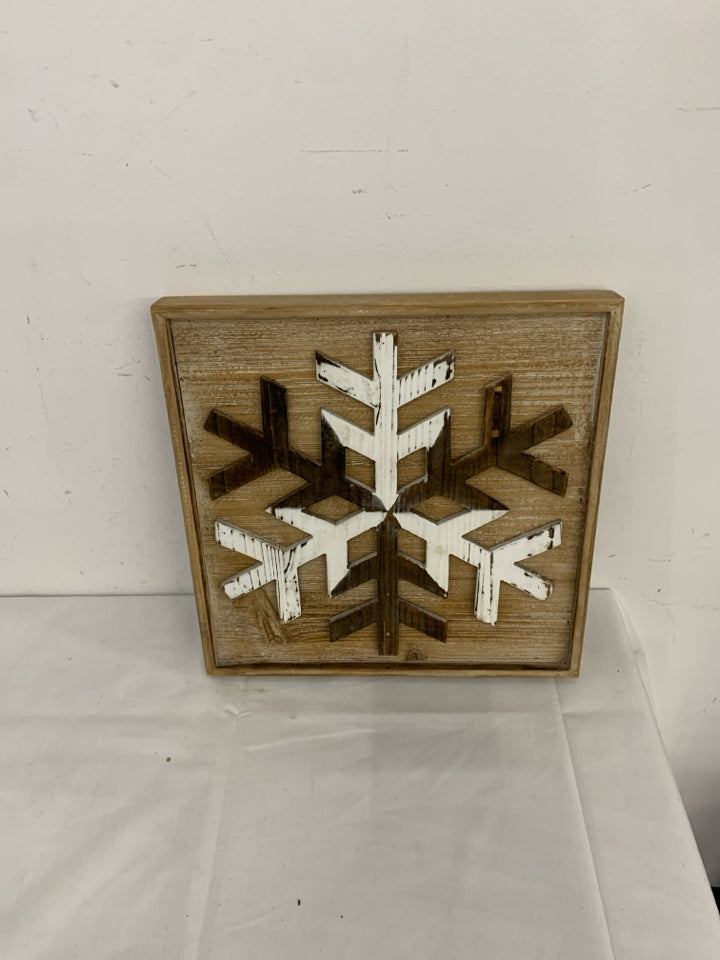 DISTRESSED SNOWFLAKE WALL HANGING.