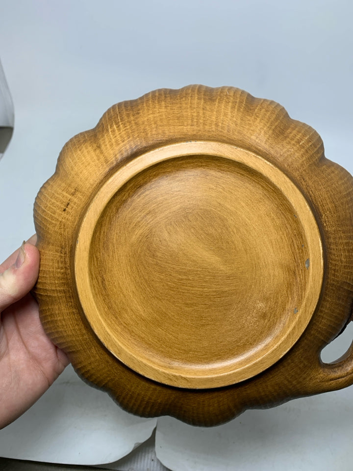 FAUX WOOD W/ EMBOSSED PINECONES & HANDLE.